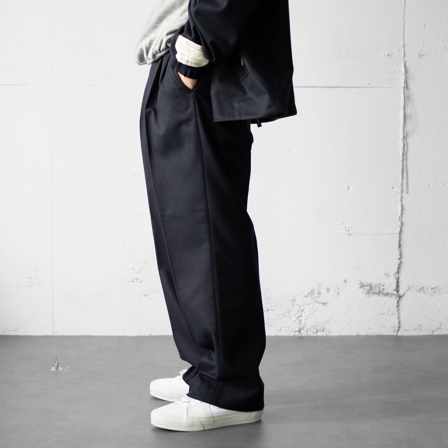 FARAH/ Two Tuck Side Adjustable Pants "Navy"