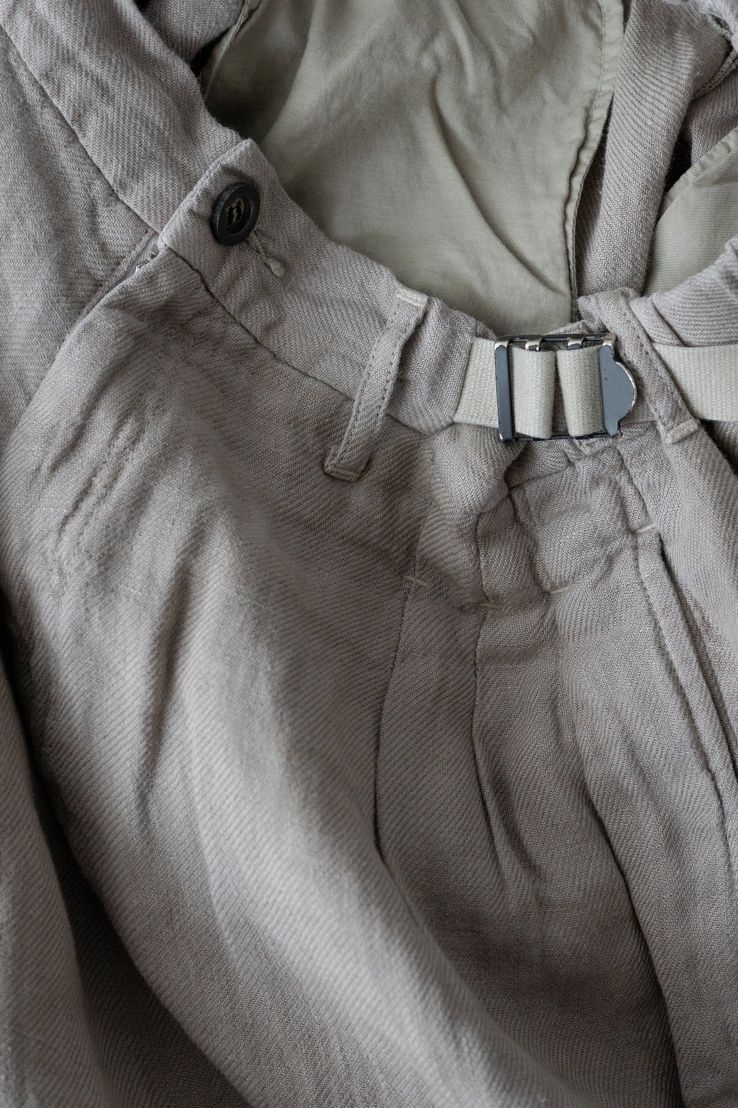 ANCELLM / BELTED LINEN TUCK SLACKS "BEIGE"
