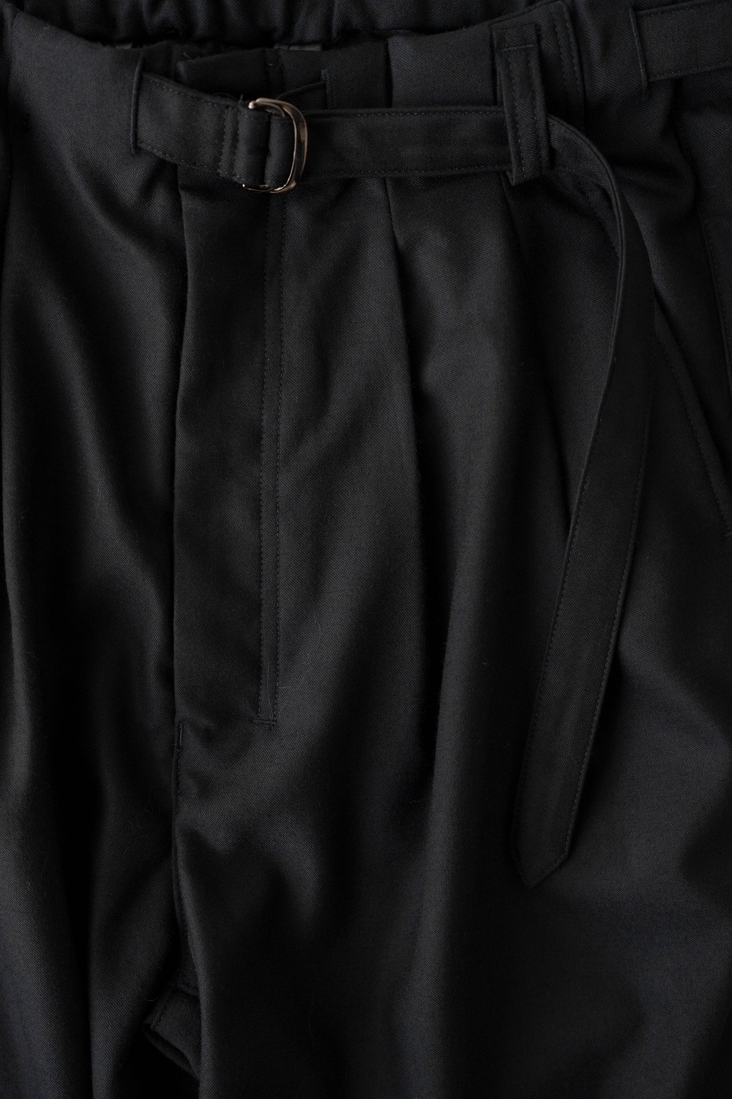 ANCELLM / WOOL SATIN BELT-LESS SLACKS "BLACK"