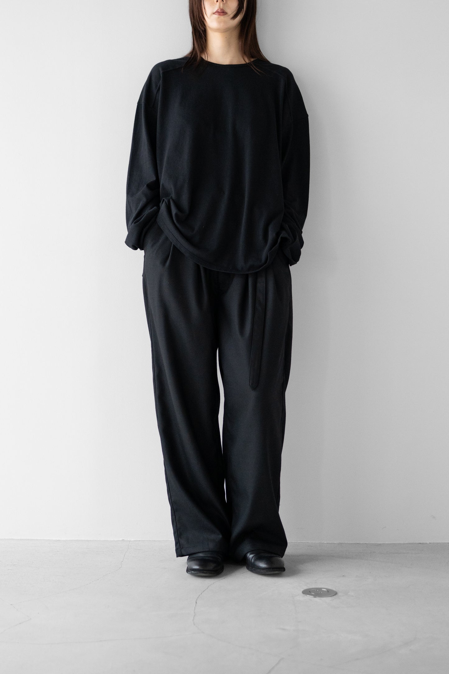 ANCELLM / WOOL SATIN BELT-LESS SLACKS "BLACK"