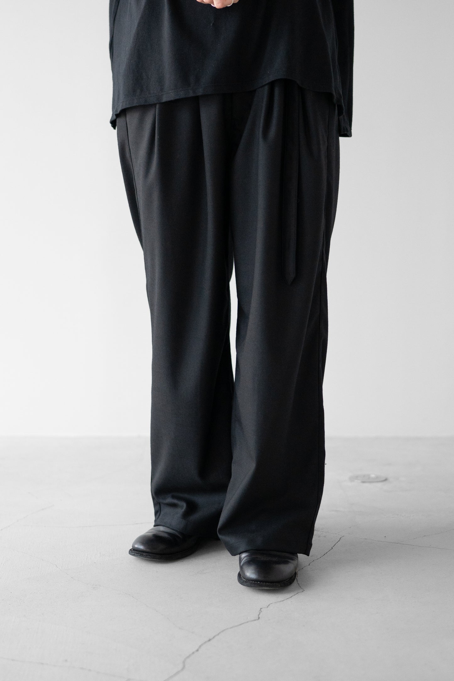 ANCELLM / WOOL SATIN BELT-LESS SLACKS "BLACK"