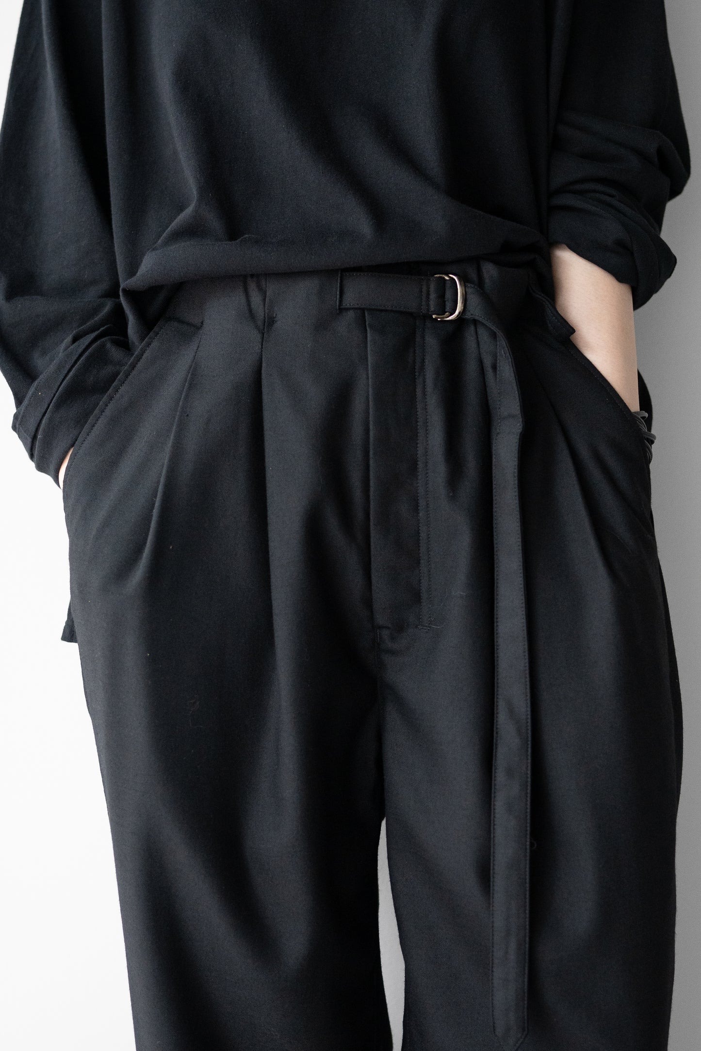 ANCELLM / WOOL SATIN BELT-LESS SLACKS "BLACK"