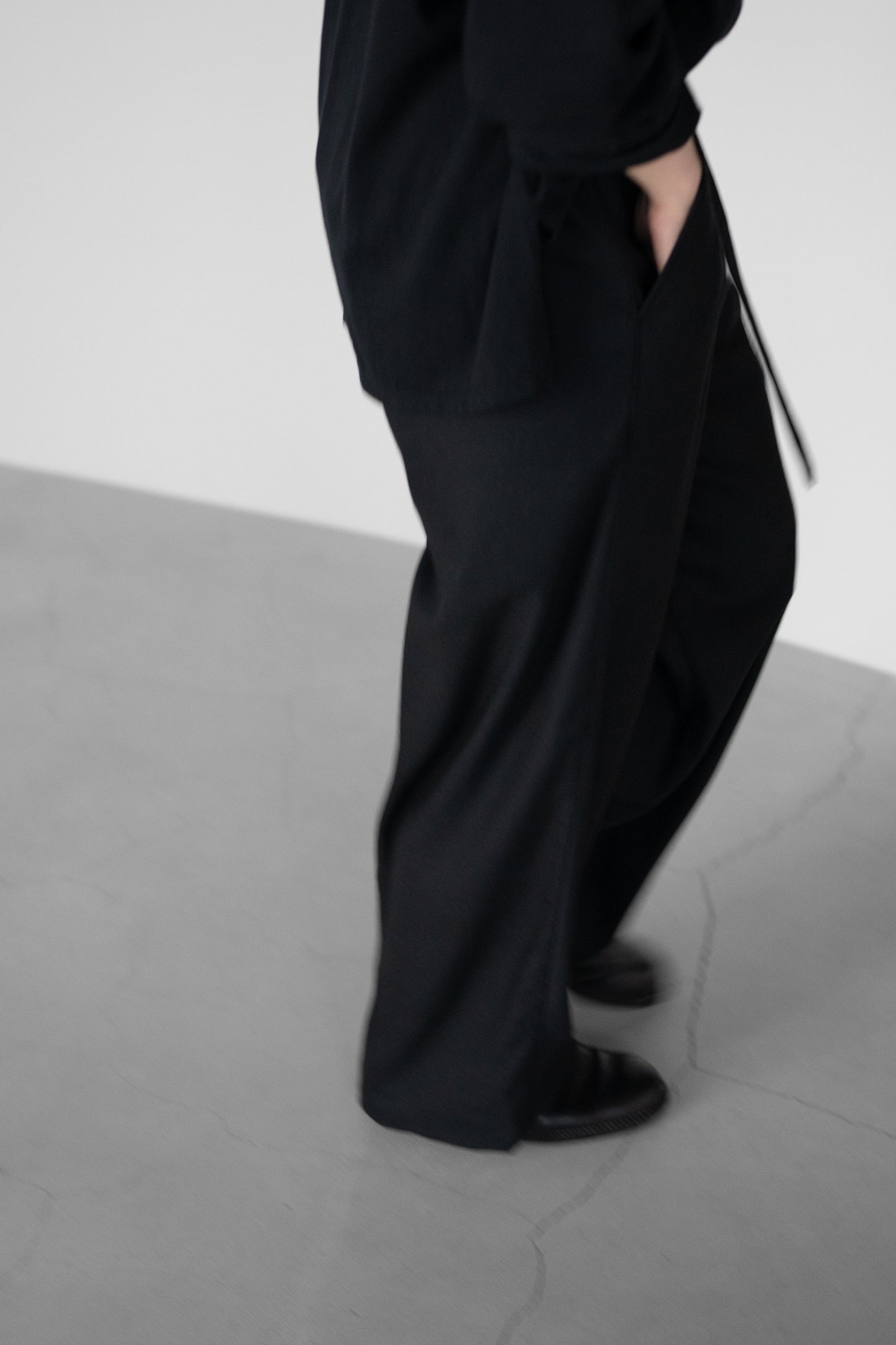 ANCELLM / WOOL SATIN BELT-LESS SLACKS "BLACK"