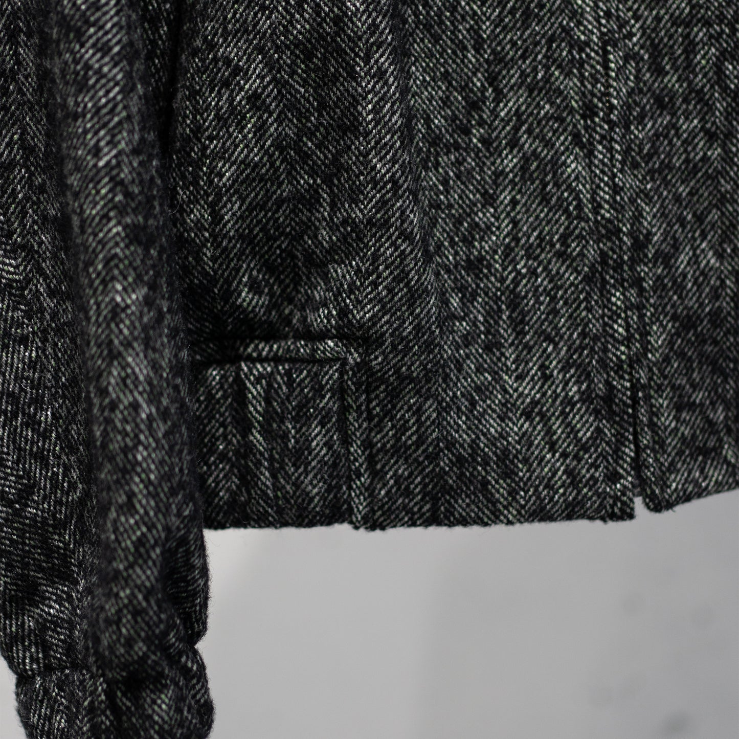 ENCOMING/ PANELED SHORT BLOUSON "GREY"