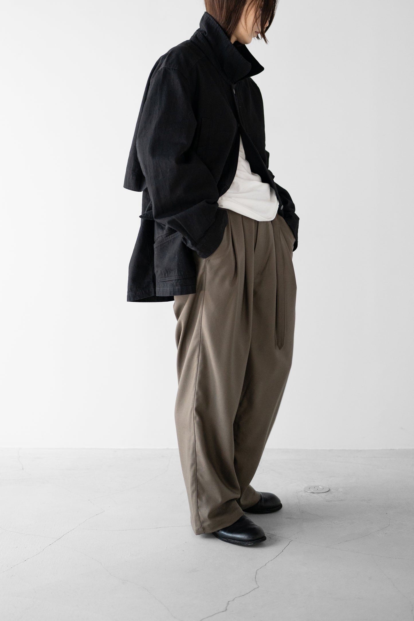 ANCELLM / WOOL SATIN BELT-LESS SLACKS "CHARCOAL"