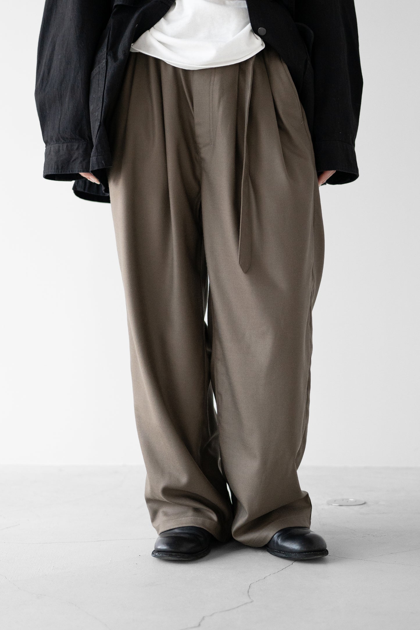ANCELLM / WOOL SATIN BELT-LESS SLACKS "CHARCOAL"