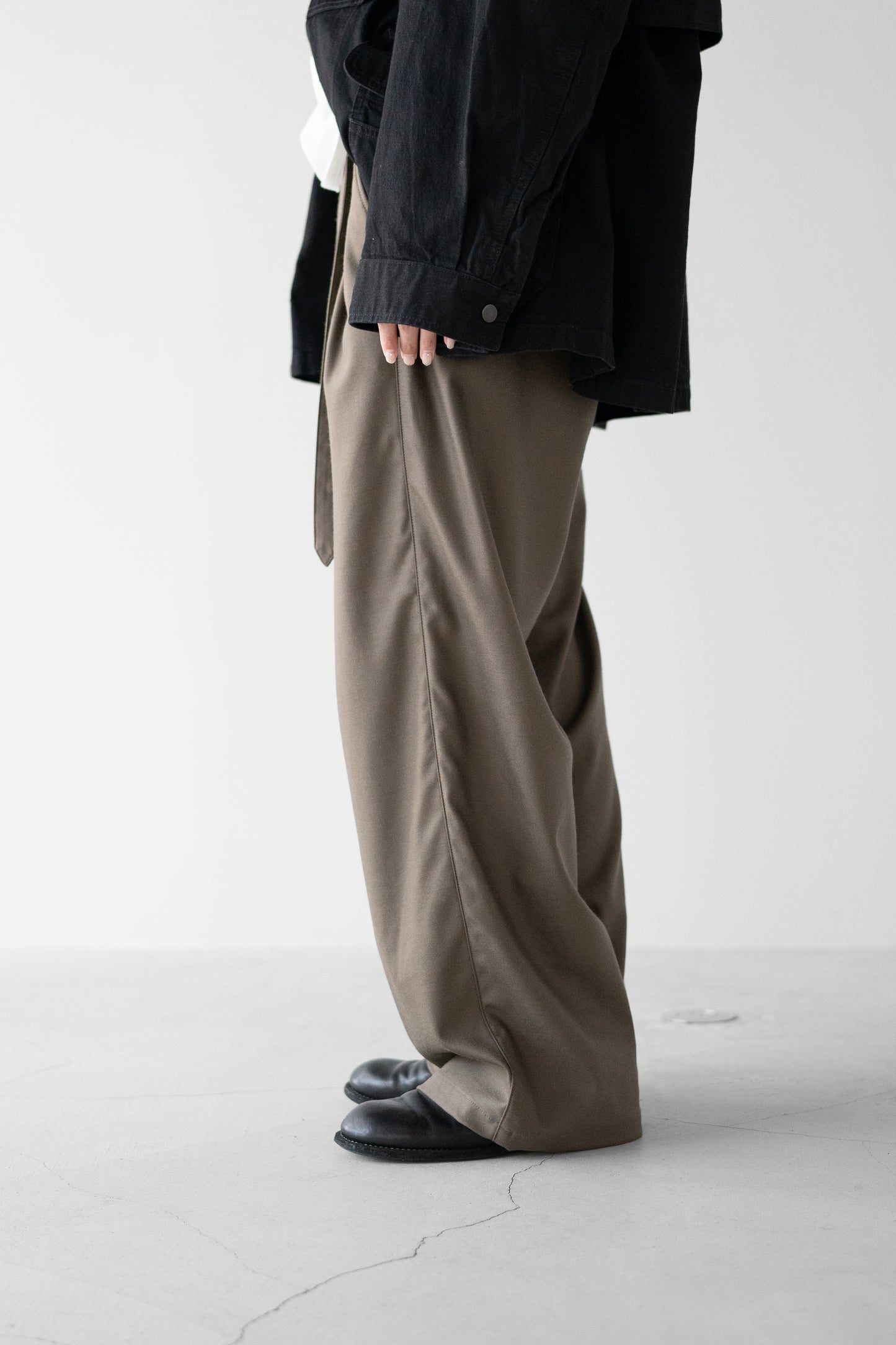 ANCELLM / WOOL SATIN BELT-LESS SLACKS "CHARCOAL"