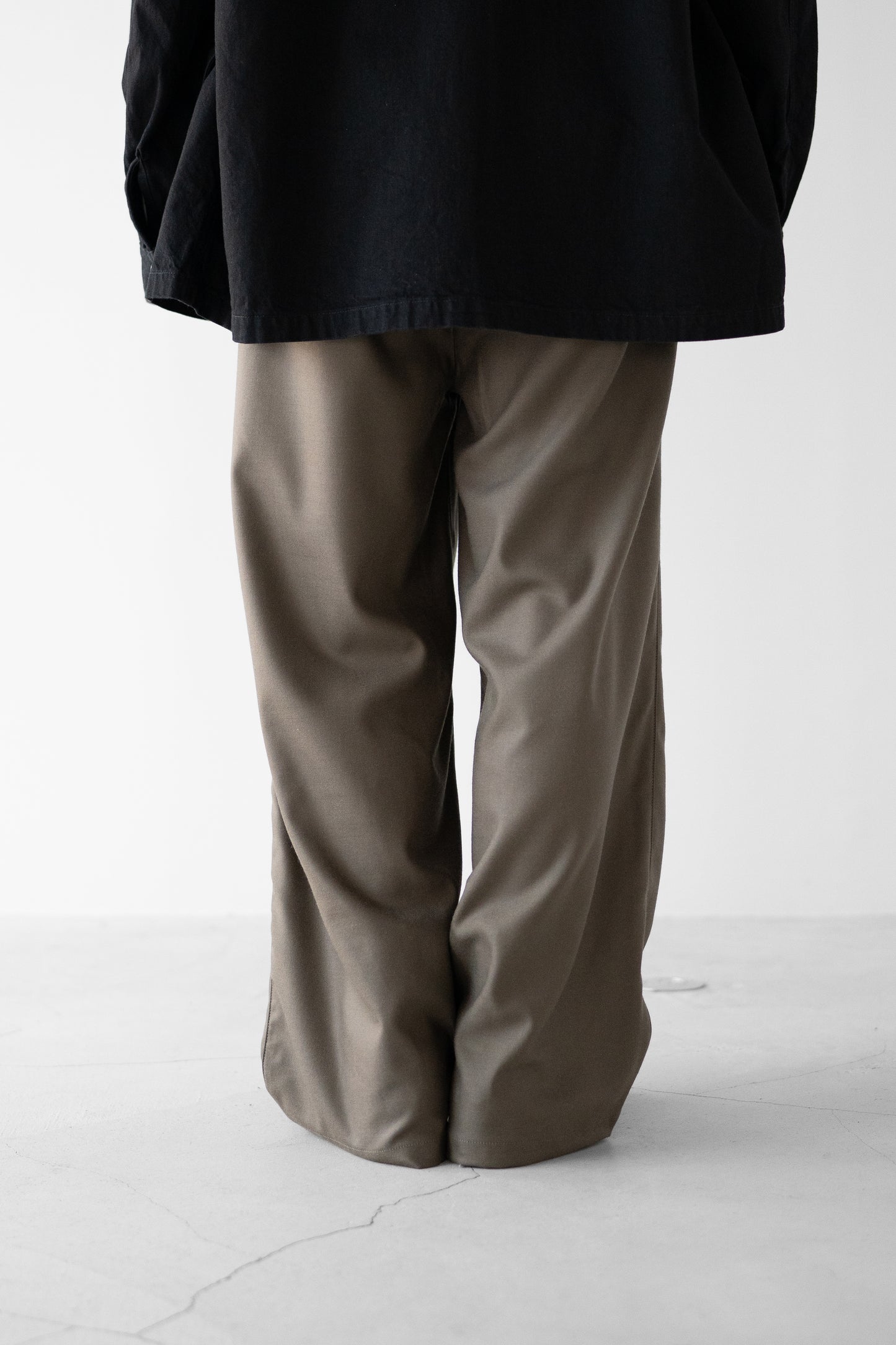 ANCELLM / WOOL SATIN BELT-LESS SLACKS "CHARCOAL"