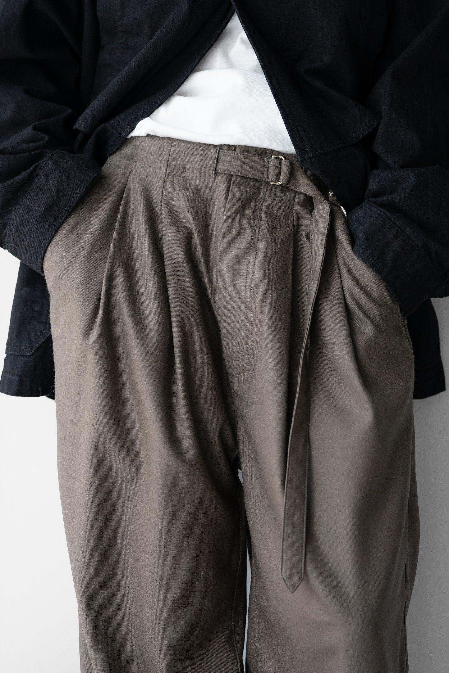 ANCELLM / WOOL SATIN BELT-LESS SLACKS "CHARCOAL"