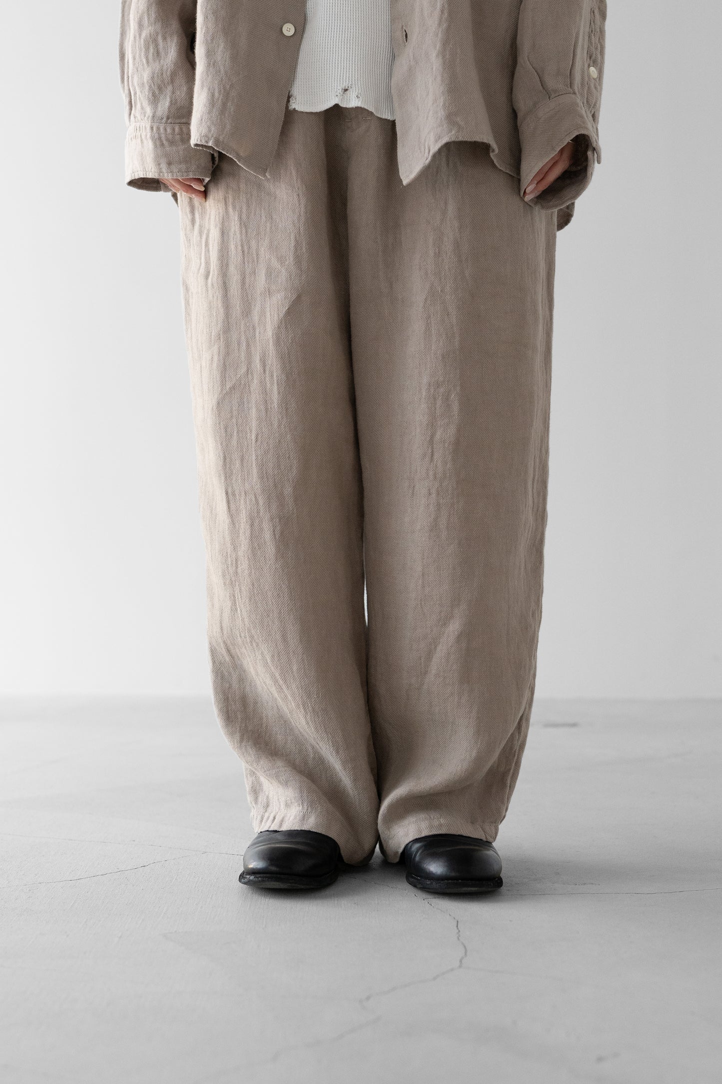 ANCELLM / BELTED LINEN TUCK SLACKS "BEIGE"