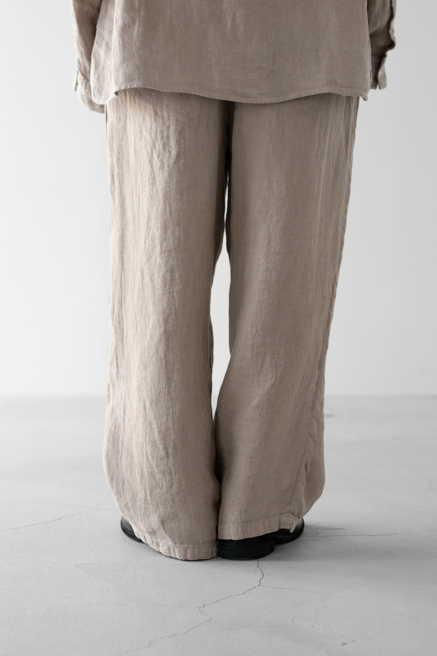 ANCELLM / BELTED LINEN TUCK SLACKS "BEIGE"