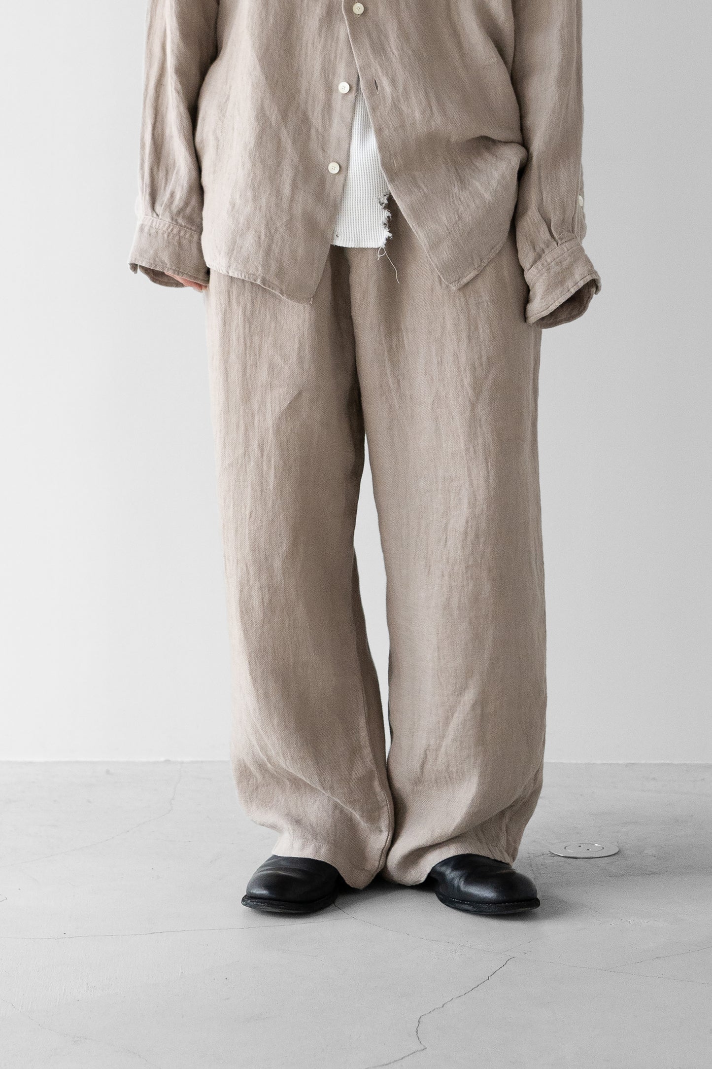 ANCELLM / BELTED LINEN TUCK SLACKS "BEIGE"