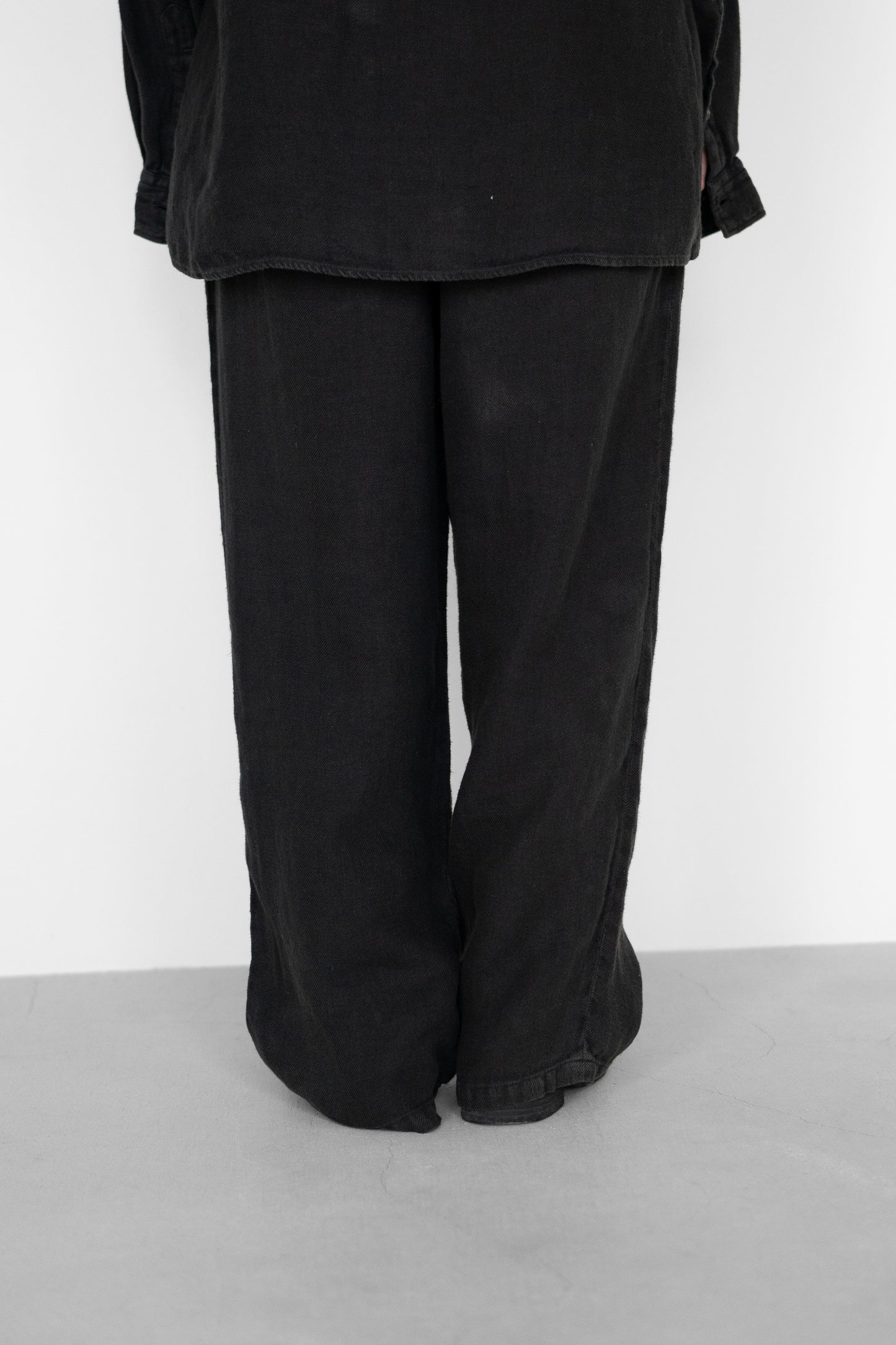 ANCELLM / BELTED LINEN TUCK SLACKS "BLACK"