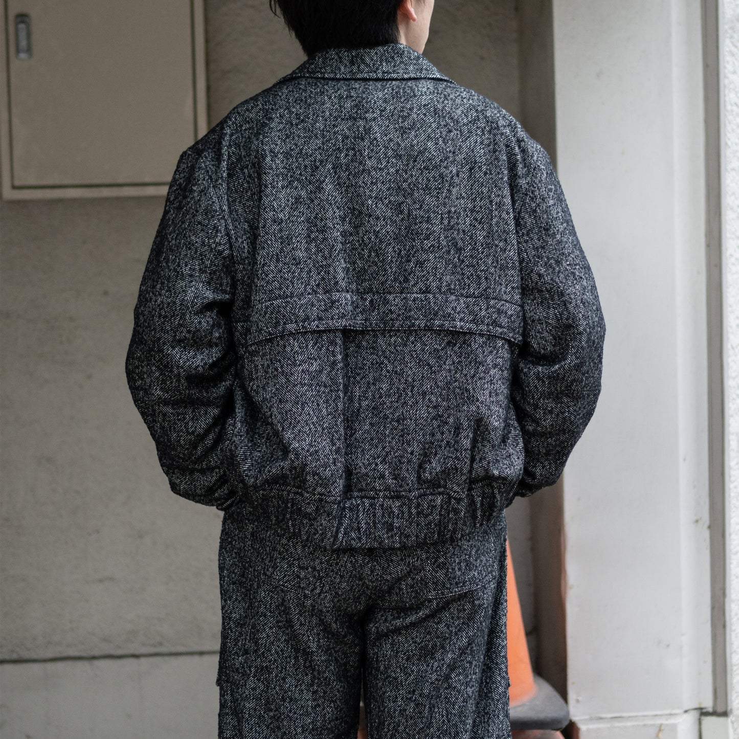 ENCOMING/ PANELED SHORT BLOUSON "GREY"