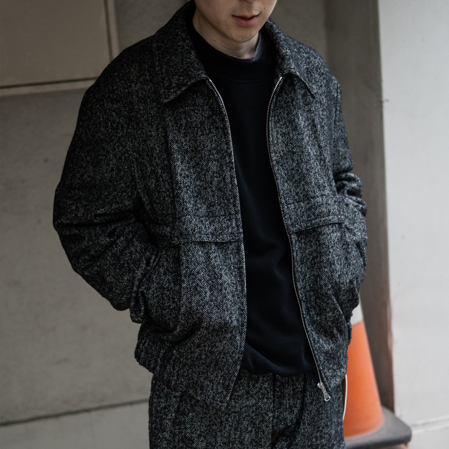 ENCOMING/ PANELED SHORT BLOUSON "GREY"