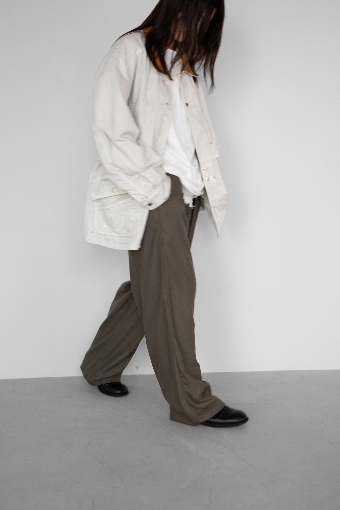ANCELLM / WOOL SATIN BELT-LESS SLACKS "CHARCOAL"