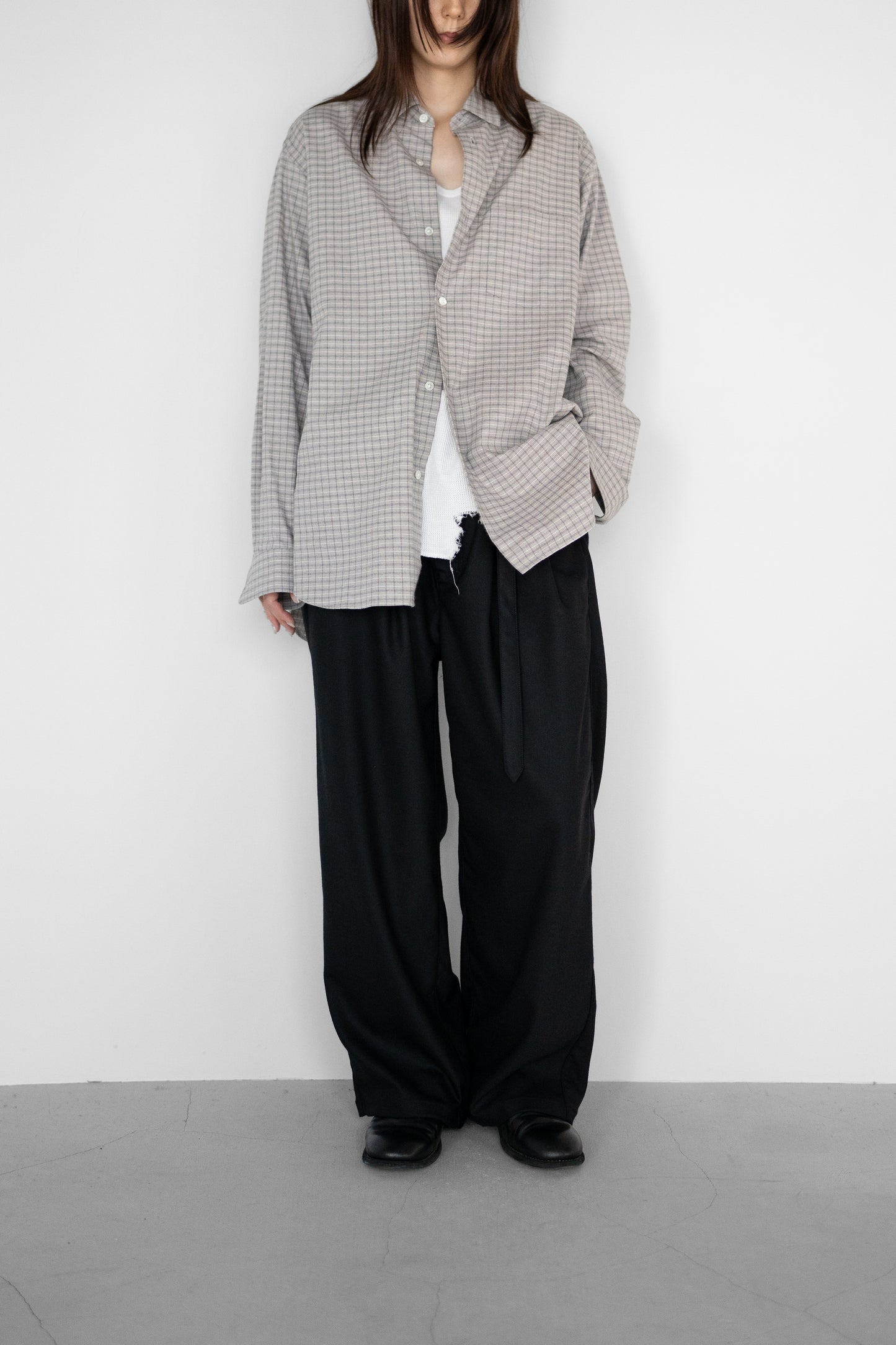 ANCELLM / WOOL SATIN BELT-LESS SLACKS "BLACK"