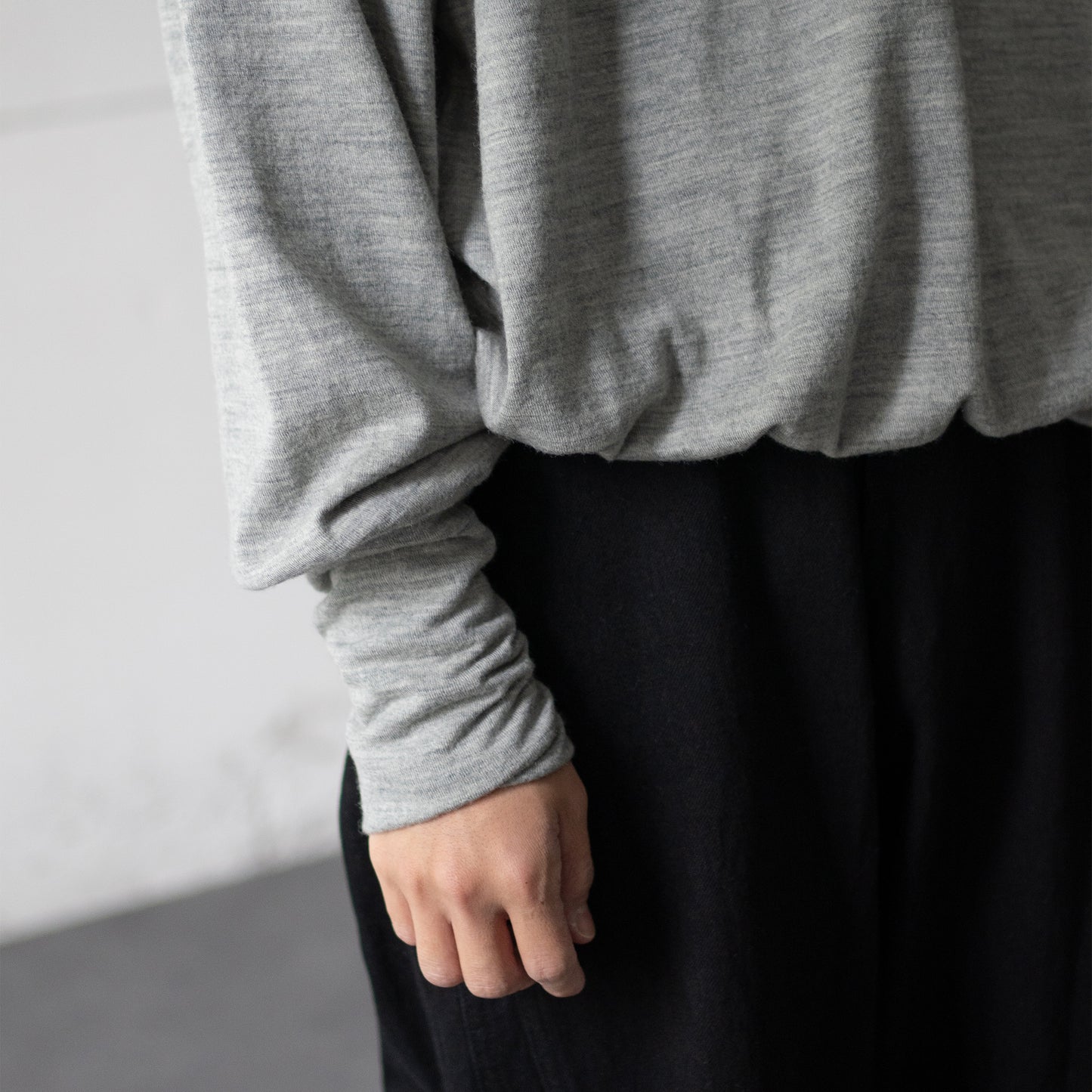 barbell object / wool ls top "grey"