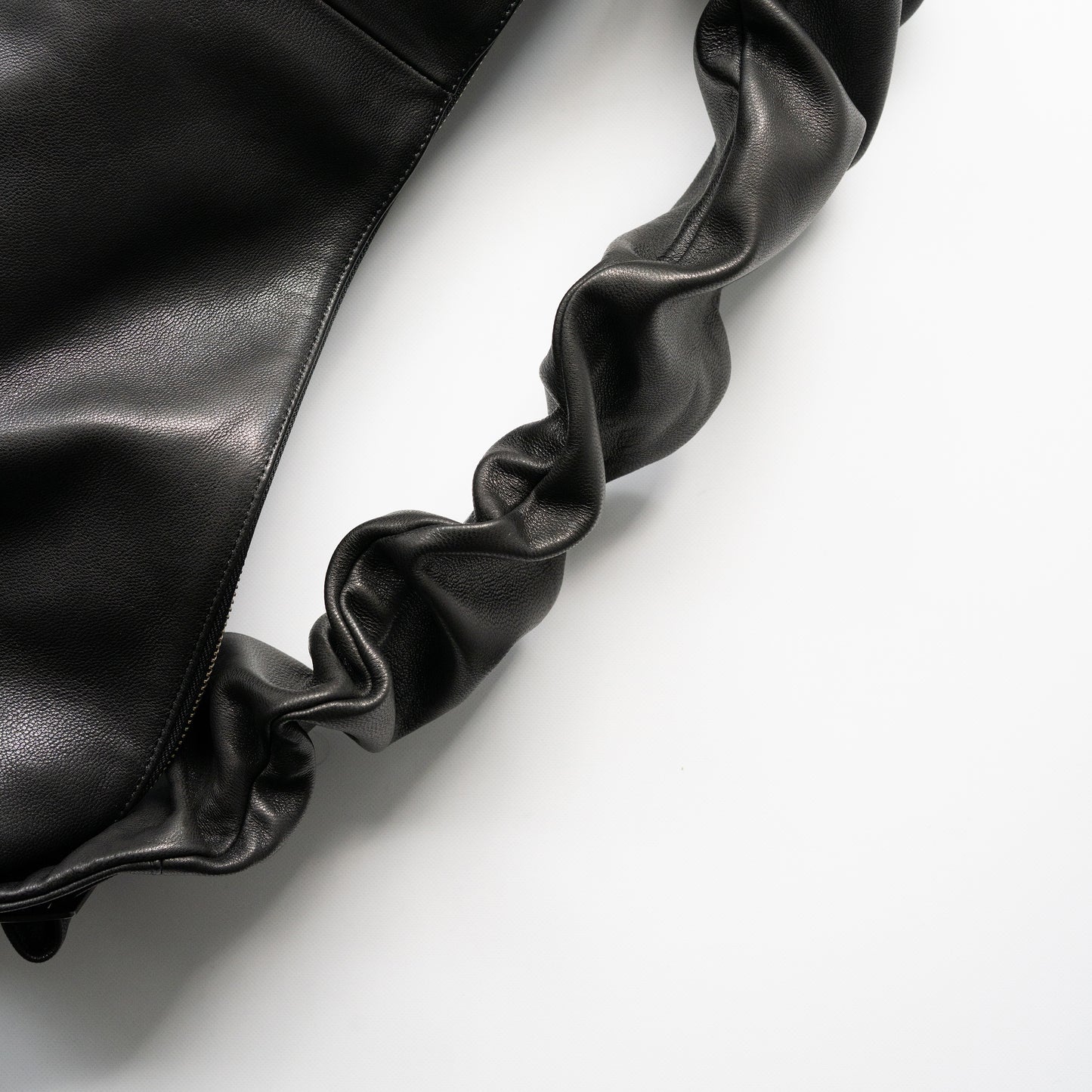 ssstein/ TWIST SHOULDER BAG "BLACK"